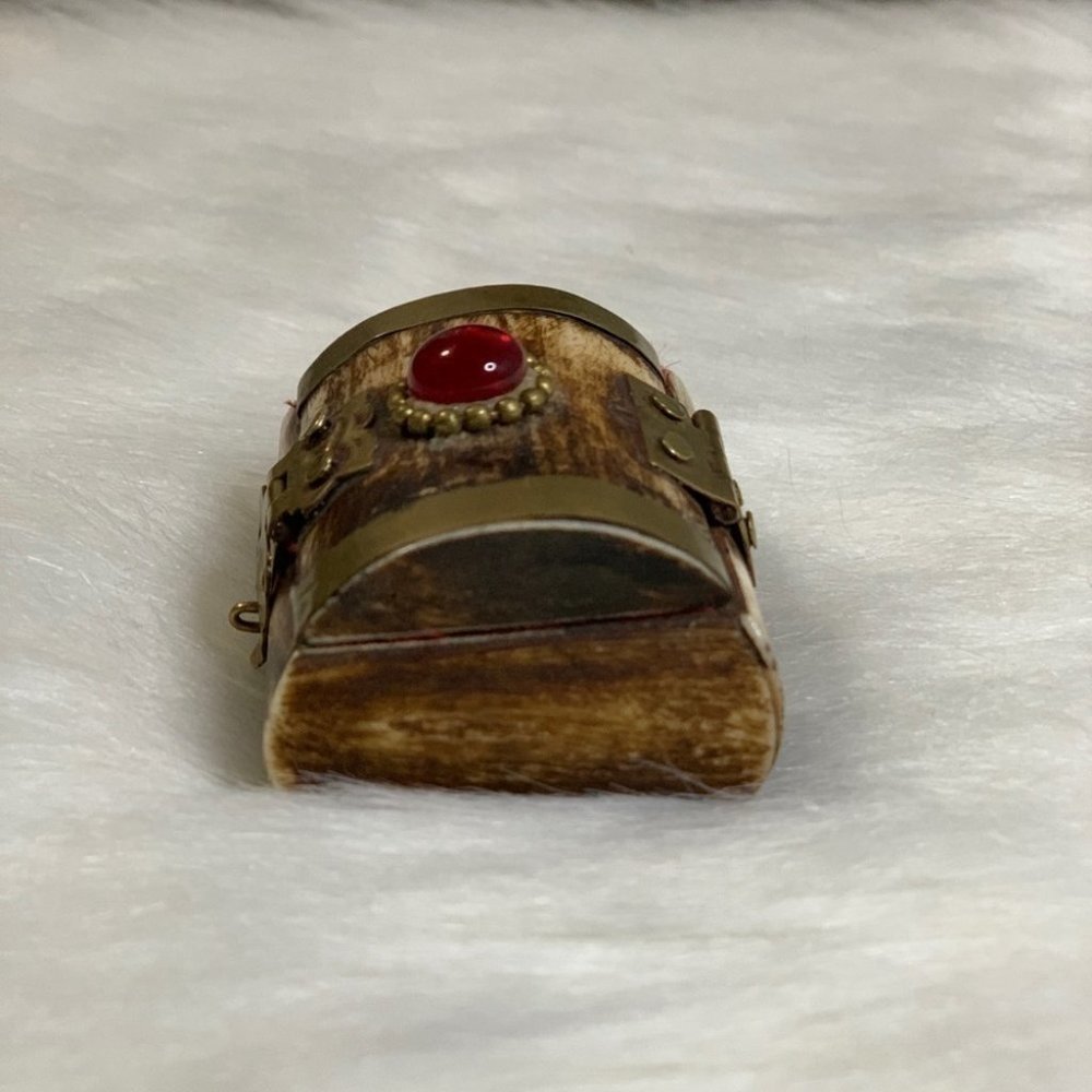 Vintage MINI TREASURE BONE BOX MINI GEM STUDDED BRASS WOOD | RED FABRIC LINING - Picture 2 of 7